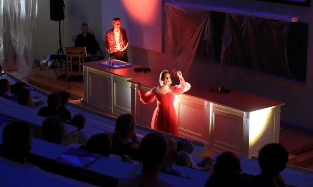 Ooperisümbioosi «Rinaldo» peaosatäitjad Maria Listra ja Madis Mäeorg Vanemuise ringauditooriumis (dramaturgid-lavastajad Urmas Lennuk ja Robin Täpp). FOTO: Margus Ansu