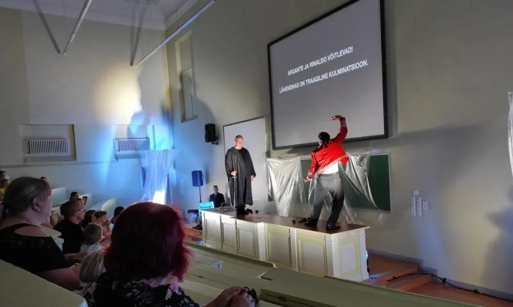 Vääriliste vastaste Argante (Taavi Tampuu, vasakul) ja Rinaldo (Madis Mäeorg) võitlusstseenis kruvib lisaks muusikale pinget varjumäng. FOTO: Inna Grünfeldt